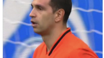 Olokan netizen kiper Aston Villa yang mantan pemain Arsenal, bikin gol untuk tim London. Foto: Twitter