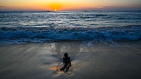 Wisatawan akan disambut dengan hamparan lautan luas yang biru serta dipadukan pasir pantai putih membentang di sepanjang pantai. Karakteristik air laut di Pantai Lhoknga ini cenderung jernih, serta tak banyak dipenuhi bebatuan karang di bibir pantainya. 