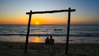 Selain menjadi tempat favorit bagi para peselancar, Pantai Lhoknga juga memiliki panorama pantai yang cukup memukau. Pada sore hari, wisatawan biasanya tumpah ruah bersantai di pasir putih sembari menunggu fenomena sunset yang indah. Kondisi pantai yang masih sepi dan alami juga seakan menjadi nilai tambah pantai ini. 