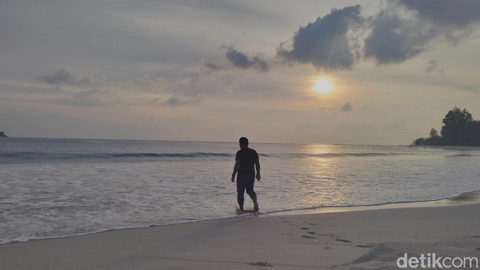Menikmati sunset di pulau terluar Aceh (Agus Setyadi/detikSumut)