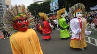 Dalam kegiatan yang berlangsung di kawasan CFD Jakarta, peringatan diisi dengan aksi memungut sampah hingga pawai meriah. 