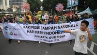 Peserta mengikuti pawai peringatan Hari Peduli Sampah Nasional (HPSN) di Jakarta, Minggu (19/2/2023). 