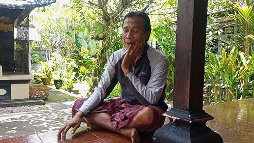 Nyoman Ranten,suami Ni Wayan Supini, di Klungkung, Bali, Minggu (19/2/2023). Supini merupakan WNI yang meninggal akibat gempa di Turki.
