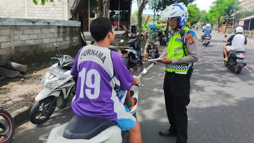 Jajaran dari Satlantas Polres Karangasem saat melakukan teguran kepada pengendara yang melanggar selama Operasi Keselamatan Agung 2023