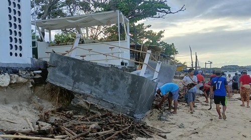 Pantai Kelan abrasi mengakibatkan sembilan kafe rusak parah pada Selasa (14/2/2023).