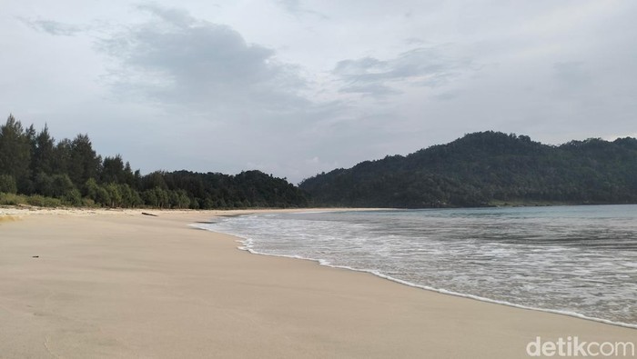Pantai tempat penyu bertelur di Pulau Breueh, Aceh Besar.
