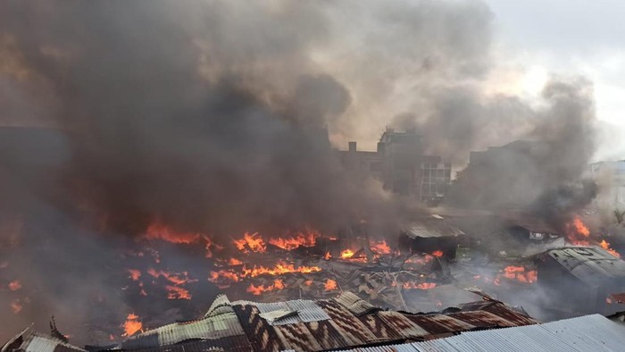 Pasar Cik Puan Pekanbaru terbakar (Foto: Istimewa)