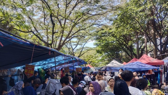 Pasar kaget Gasibu Bandung.