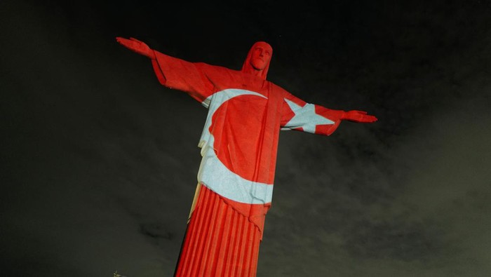 The Turkish flag is projected on the Christ the Redeemer statue, in tribute for the victims of the quake in Turkey and Syria, in Rio de Janeiro, Brazil, February 16, 2023. REUTERS/Lucas Landau