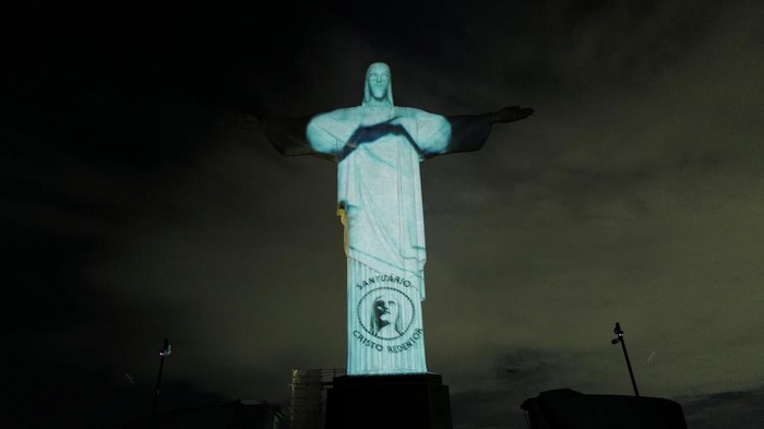 Patung Yesus di Brasil Beri Penghormatan untuk Korban Gempa Turki-Suriah The Turkish flag is projected on the Christ the Redeemer statue, in tribute for the victims of the quake in Turkey and Syria, in Rio de Janeiro, Brazil, February 16, 2023. REUTERS/Lucas Landau