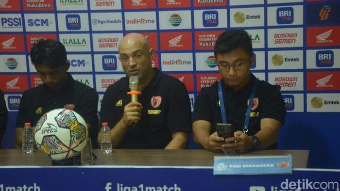 Pelatih PSM Makassar Bernardo Tavares dan pemain Ananda Rahena dalam sesi konfernesi pers usai laga melawan Persik kediri di pekan ke-25 Liga 1 2022/2023.