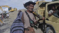 Longsor yang terjadi di wilayah tersebut tidak memakan korban jiwa tapi menimbun 11 rumah warga dan satu unit truk. 