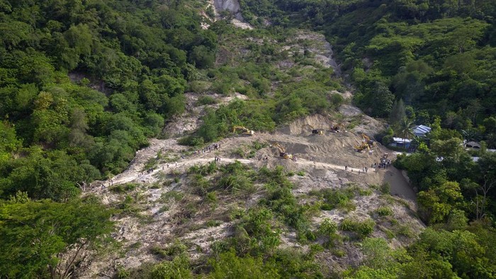 Foto udara longsor sepanjang 300 meter dan setinggi 20 meter yang menutupi jalan trans Pulau Timor di Desa Oelmina, Kecamatan Takari, Kabupaten Kupang, NTT, Minggu (19/2/2023). Longsor yang terjadi pada Jumat (17/2/2023) malam tersebut mengakibatkan tesrputusnya akses transportasi yang menghubungkan wilayah pulau Timor mulai dari Kota Kupang, Kabupaten Kupang, Kabupaten Timor Tengah Selatan, Kabupaten Timor Tengah Utara, Kabupaten Belu, Kabupaten Malaka, serta negara Timor Leste. ANTARA FOTO/Kornelis Kaha/YU