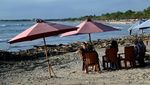 Penampakan Pantai Kuta yang Dibanjiri Sampah Kayu