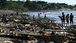 Penampakan Pantai Kuta yang Dibanjiri Sampah Kayu