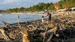 Penampakan Pantai Kuta yang Dibanjiri Sampah Kayu