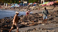 Fenomena sampah kayu kiriman ini tidak hanya terjadi di Pantai Kuta, tapi juga di pantai lainnya seperti Seminyak dan Kelan. 