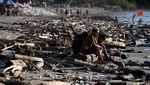 Penampakan Pantai Kuta yang Dibanjiri Sampah Kayu