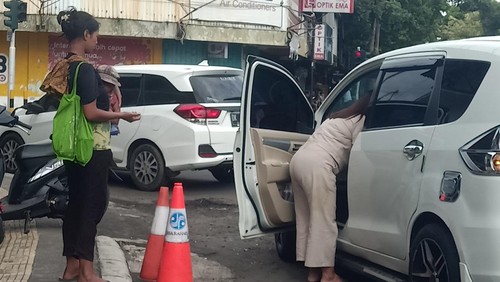 Aksi pengemis meminta-minta di salah satu toko di wilayah Kecamatan Negara, Jembrana, Bali, Minggu (19/2/2023).