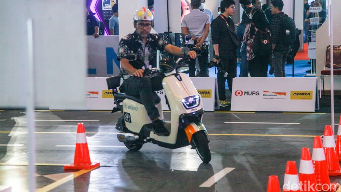 Pameran otomotif IIMS 2023 telah dibuka. Selain dapat melihat deretan mobil dan motor terbaru, pengunjung juga dapat menjajal langsung motor listrik.