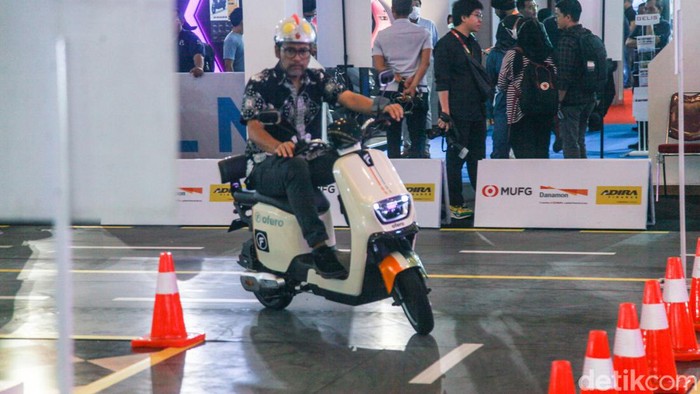 Pameran otomotif IIMS 2023 telah dibuka. Selain dapat melihat deretan mobil dan motor terbaru, pengunjung juga dapat menjajal langsung motor listrik.