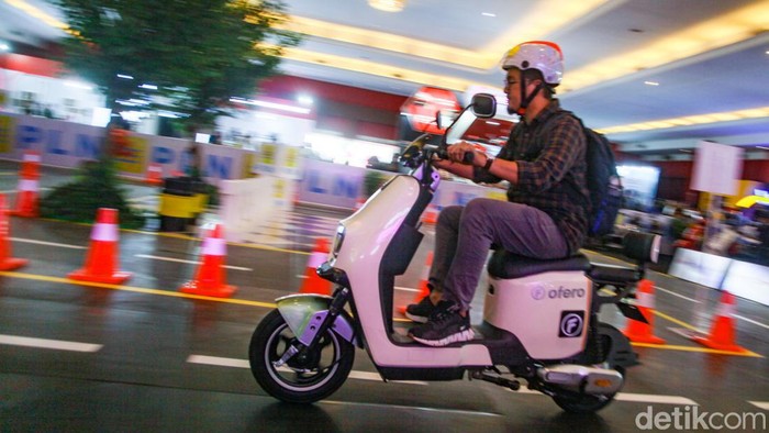 Pengunjung Bisa Jajal Motor Listrik Lho di IIMS 2023, Penasaran? Pameran otomotif IIMS 2023 telah dibuka. Selain dapat melihat deretan mobil dan motor terbaru, pengunjung juga dapat menjajal langsung motor listrik.