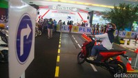 Area test ride ini disambut positif pengunjung di mana mereka bisa merasakan mengemudi motor listrik.  