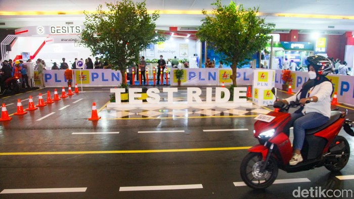 Pameran otomotif IIMS 2023 telah dibuka. Selain dapat melihat deretan mobil dan motor terbaru, pengunjung juga dapat menjajal langsung motor listrik.