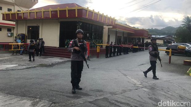 Penjagaan ketat di depan Mako Brimob Polda Papua usai Ricky Ham Pagawak ditangkap.