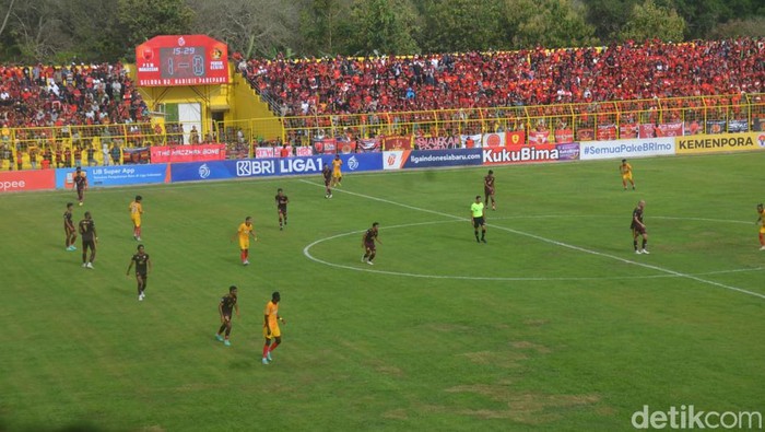 Penonton memadati laga PSM Makassar melawan Persik Kediri di Stadion Gelora BJ Habibie, Parepare.