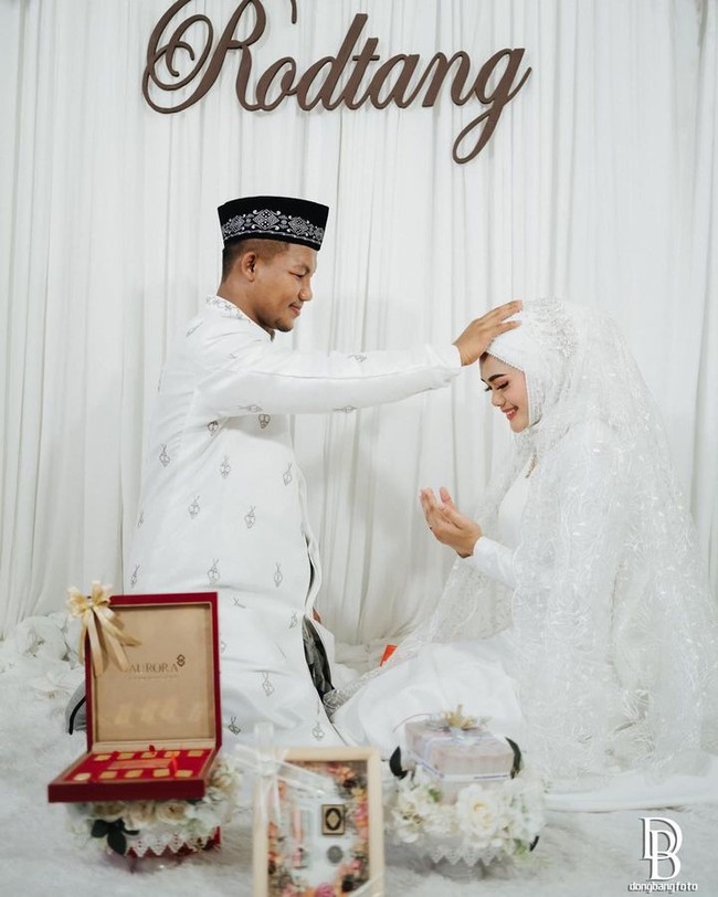 Video itu pun menjadi perbincangan karena baru bulan lalu Rodtang diketahui sudah ditahbiskan menjadi biksu Buddha. Hal tersebut biasanya dilakukan pria Buddha sebelum menikah. Foto: Instagram