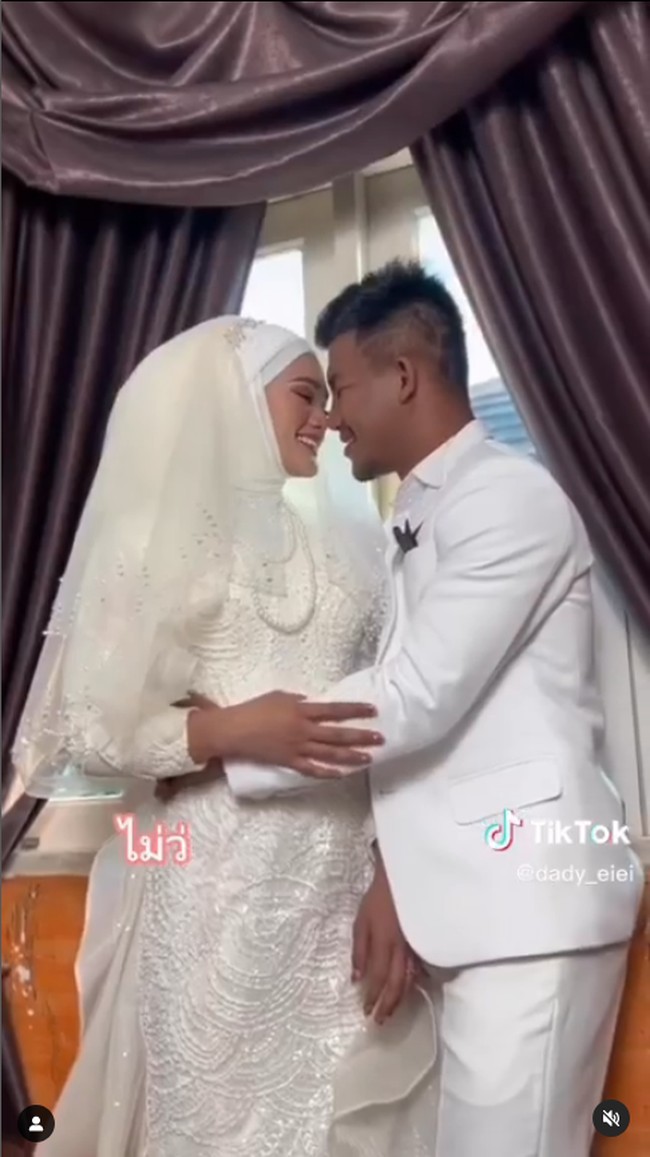 Dalam foto dan video yang dibagikannya, Aida dan Rodtang mengenakan busana warna putih. Dalam akad nikah, Rodtang terlihat mengenakan juddas atau gamis pria dan peci. Sementara sang istri memakai gaun berpotongan A-lie yang elegan dengan hijab dengan detail selendang transparan. Nikah adalah bukti dari cinta sejati, ketulusan untuk menjaga satu sama lai selamanya, bukan hanya di dunia tapi persetujuan untuk bersama selamanya. Aku adalah hidupmu selamanya, tulis Rodtang.  Foto: Instagram