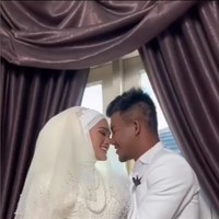 Dalam foto dan video yang dibagikannya, Aida dan Rodtang mengenakan busana warna putih. Dalam akad nikah, Rodtang terlihat mengenakan juddas atau gamis pria dan peci. Sementara sang istri memakai gaun berpotongan A-lie yang elegan dengan hijab dengan detail selendang transparan. Nikah adalah bukti dari cinta sejati, ketulusan untuk menjaga satu sama lai selamanya, bukan hanya di dunia tapi persetujuan untuk bersama selamanya. Aku adalah hidupmu selamanya, tulis Rodtang.  Foto: Instagram
