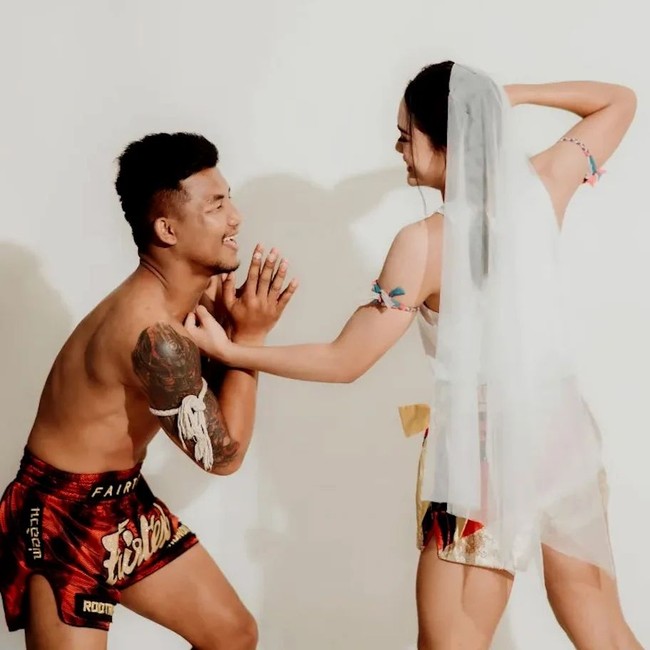 Sebelum menikah, keduanya melakukan semi pemotretan prewedding yang menampilkan profesi keduanya sebagai petarung. Rodtang dan Aida memang diketahui sering latihan bersama. Foto: Instagram