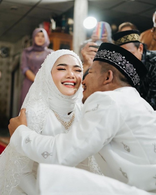 Setelah foto pernikahannya beredar, pria 25 tahun ini mengkonfirmasi memutuskan untuk mengikuti agama istri. Hal itu disampaikan dalam Instagram Live baru-baru ini. Foto: Instagram