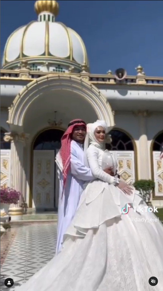 Aku juga ingin mengklarifikasi, dia beragama Muslim sekarang, dia menjadi Muslim sesungguhnya, kata sang interpreter ketika menjawab pertanyaan para penggemar. Dia sudah mengucap Syahadat dan menjadi Muslim, tambahnya. Foto: Instagram