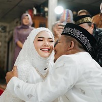 Setelah foto pernikahannya beredar, pria 25 tahun ini mengkonfirmasi memutuskan untuk mengikuti agama istri. Hal itu disampaikan dalam Instagram Live baru-baru ini. Foto: Instagram
