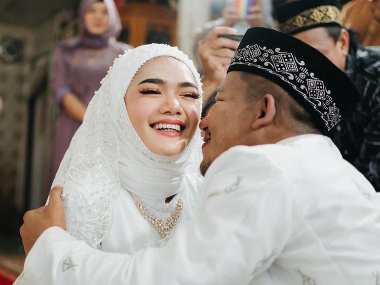 Pernikahan Raja Muay Thai yang Jadi Mualaf, Gayanya Pakai Peci Jadi Sorotan