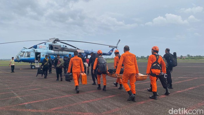 Persiapan evakuasi Kapolda Jambi dan rombongan usai helikopter yang mereka tumpangi jatuh di Kerinci, Jambi.
