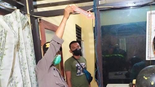 Personel Polsek Karangasem saat melakukan olah TKP gantung diri di Banjar Dinas Perasi Kangin, Desa Pertima, Karangasem, Bali, Sabtu (18/2/2023).