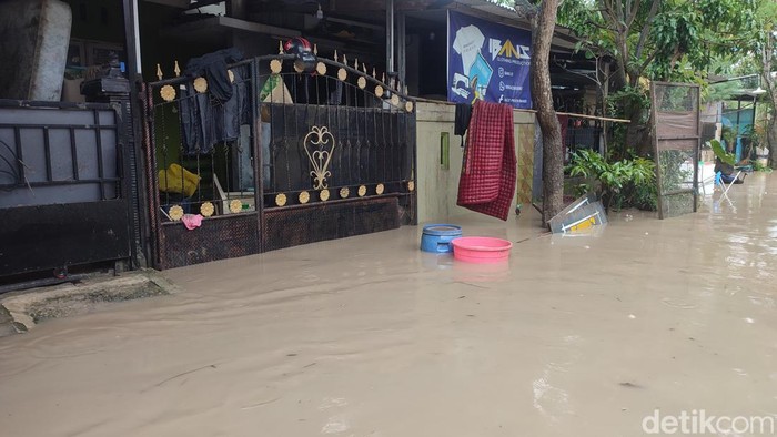 Perumahan Dinar Indah Semarang kebanjiran lagi, Minggu (19/2/2023).