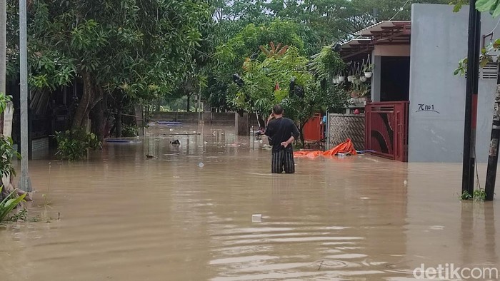 Perumahan Dinar Indah Semarang kebanjiran lagi, Minggu (19/2/2023).