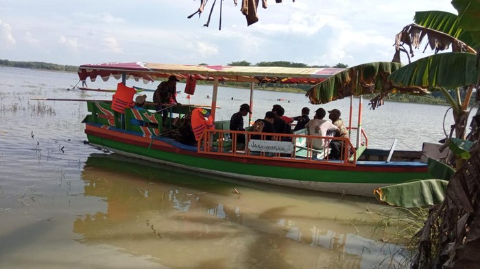 Petugas melakukan pencarian korban di waduk Gondang Lamongan