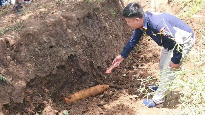 Petugas olah TKP lokasi penemuan mortir di Tulungagung