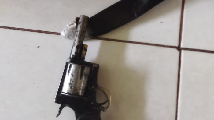 Pistol dan Pisau Pencuri di Parung Disita Polisi (dok Polres Bogor)