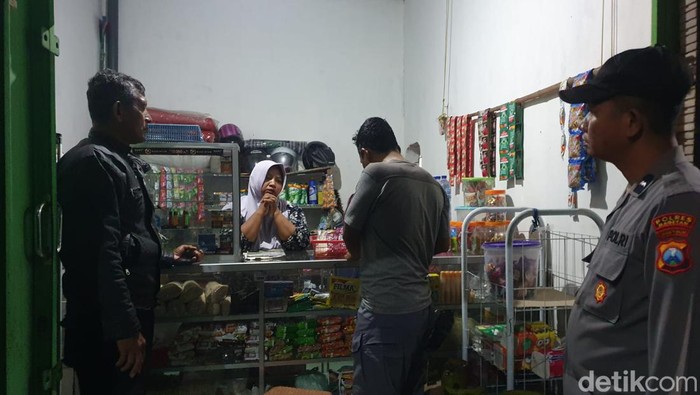 Polisi melakukan olah TKP di toko yang jadi korban perampokan di Magetan