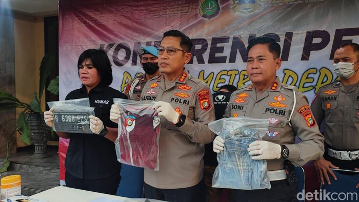 Polisi memperlihatkan jaket Ery yang jadi tersangka kasus korban tabrak lari dibuang di Depok.