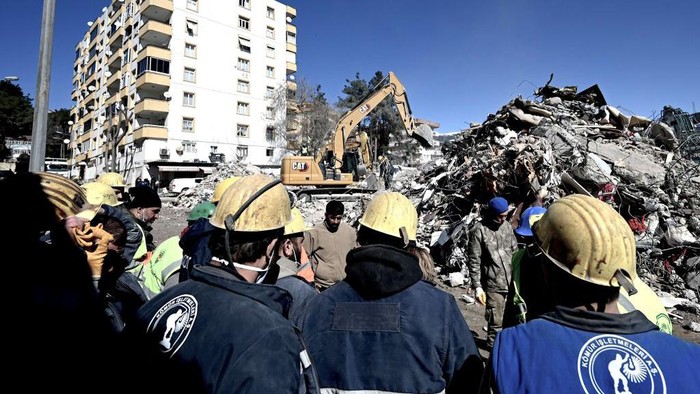 Potret Kucing Oren yang Selamat Usai Terjebak 10 Hari di Reruntuhan Gempa Turki A rescuer holds a cat which was rescued from a collapsed building, 248 hours after the 7.8-magnitude earthquake which struck parts of Turkey and Syria, in Kahramanmaras on February 16, 2023. (Photo by OZAN KOSE / AFP) (Photo by OZAN KOSE/AFP via Getty Images)