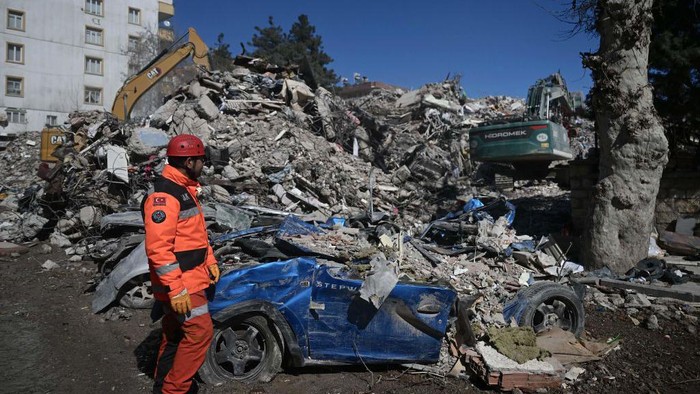 A rescuer holds a cat which was rescued from a collapsed building, 248 hours after the 7.8-magnitude earthquake which struck parts of Turkey and Syria, in Kahramanmaras on February 16, 2023. (Photo by OZAN KOSE / AFP) (Photo by OZAN KOSE/AFP via Getty Images)
