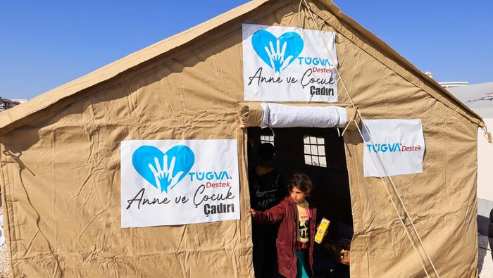Volunteers sing with children during an activity to entertain and support the mental health of children affected by the deadly earthquake, at a camp for survivors, in Adiyaman, Turkey, February 18, 2023. REUTERS/Thaier Al-Sudani